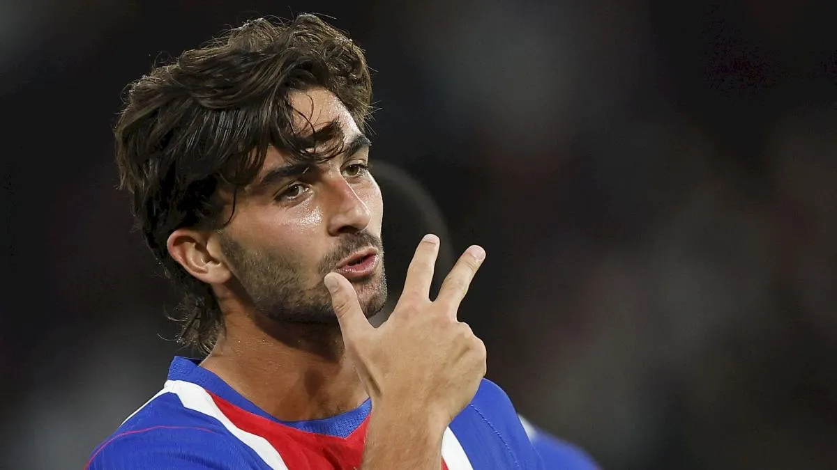 Ferran Torres merayakan hat-trick bersama rekan setimnya di PSG melawan Slovan Bratislava