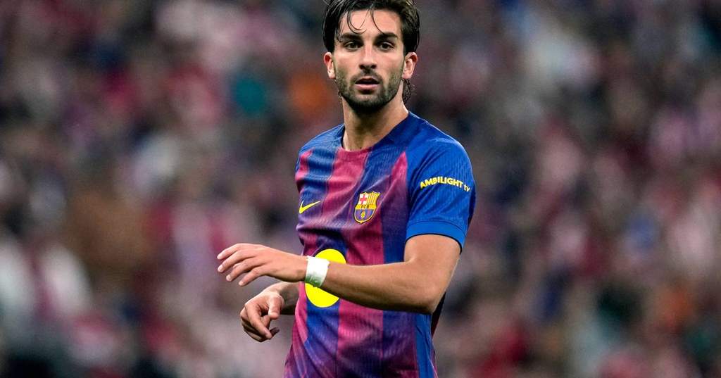 Ferran Torres mengenakan seragam FC Barcelona di lapangan.