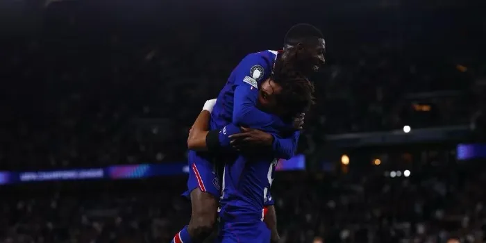 Ferran Torres dan Ousmane Dembele merayakan gol PSG ke gawang Slovan Bratislava di Parc des Princes