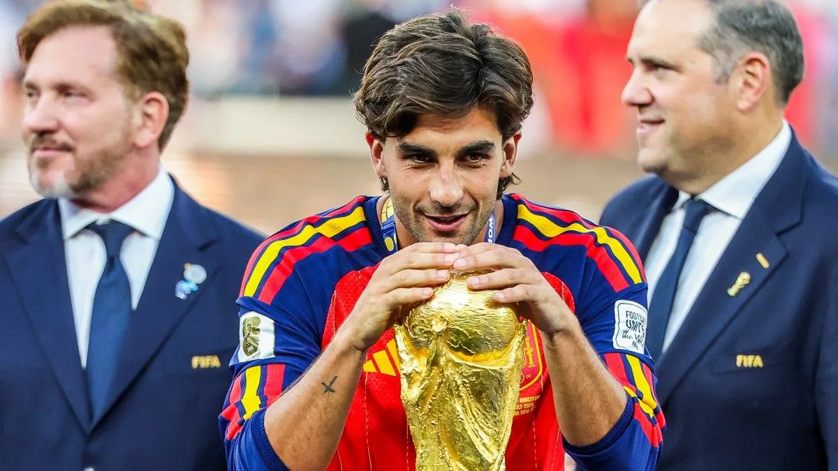 Ferran Torres penyerang PSG tersenyum saat membela Timnas Spanyol di jeda internasional