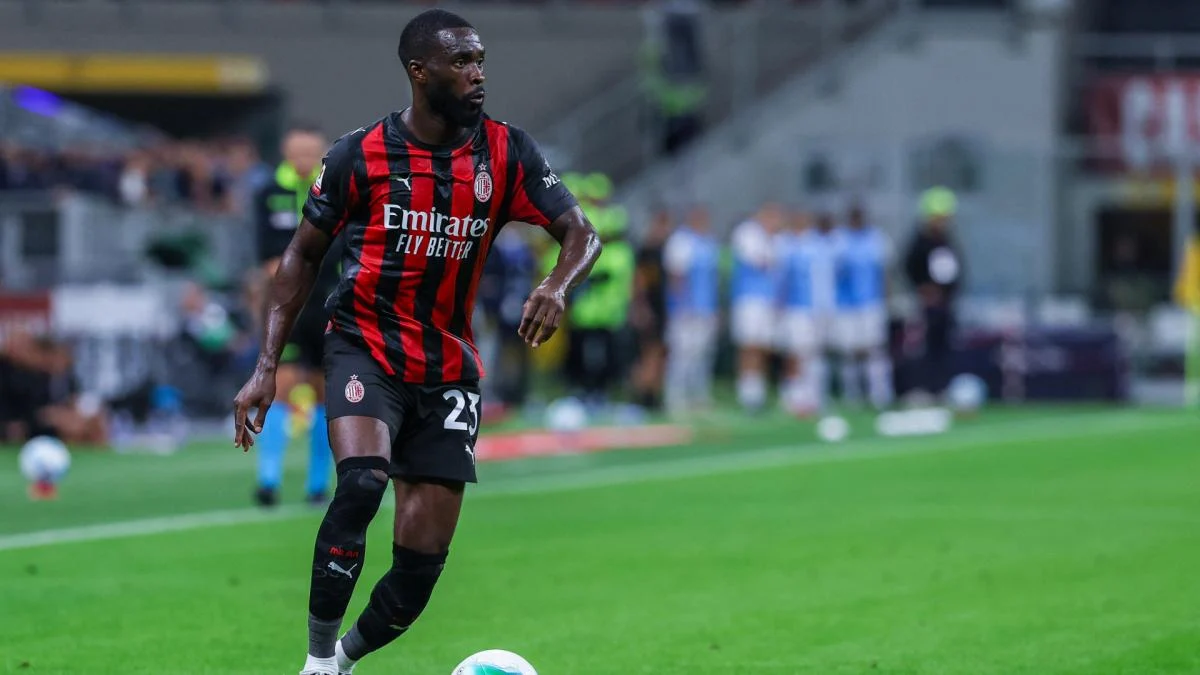 Fikayo Tomori dan Ruben Loftus-Cheek pemain AC Milan saat latihan bersama tim