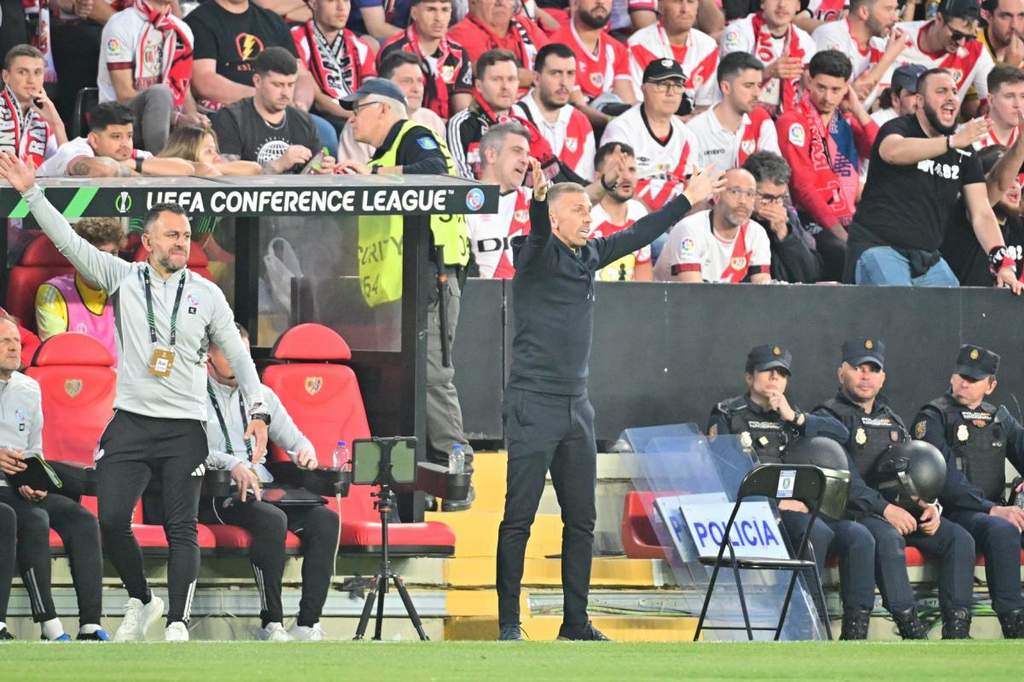 Filipe Coelho saat memberikan instruksi taktik di pinggir lapangan.
