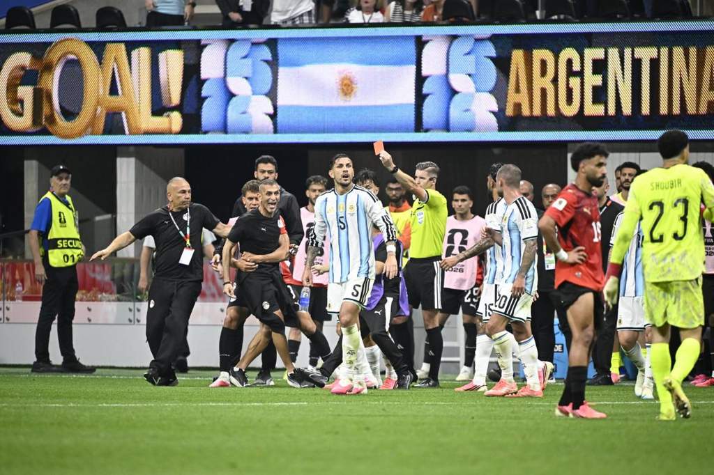 Wasit Francois Letexier memberikan instruksi tegas dalam pertandingan Piala Dunia.