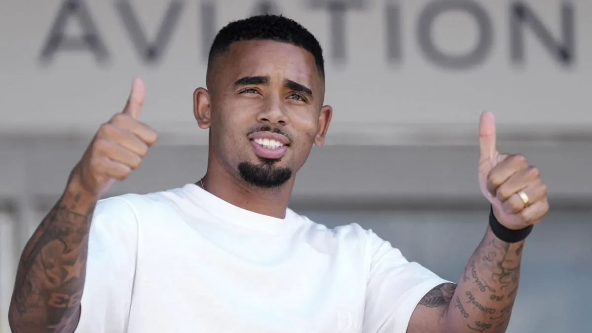 Gabriel Jesus berseragam Barcelona dalam sesi latihan di lapangan