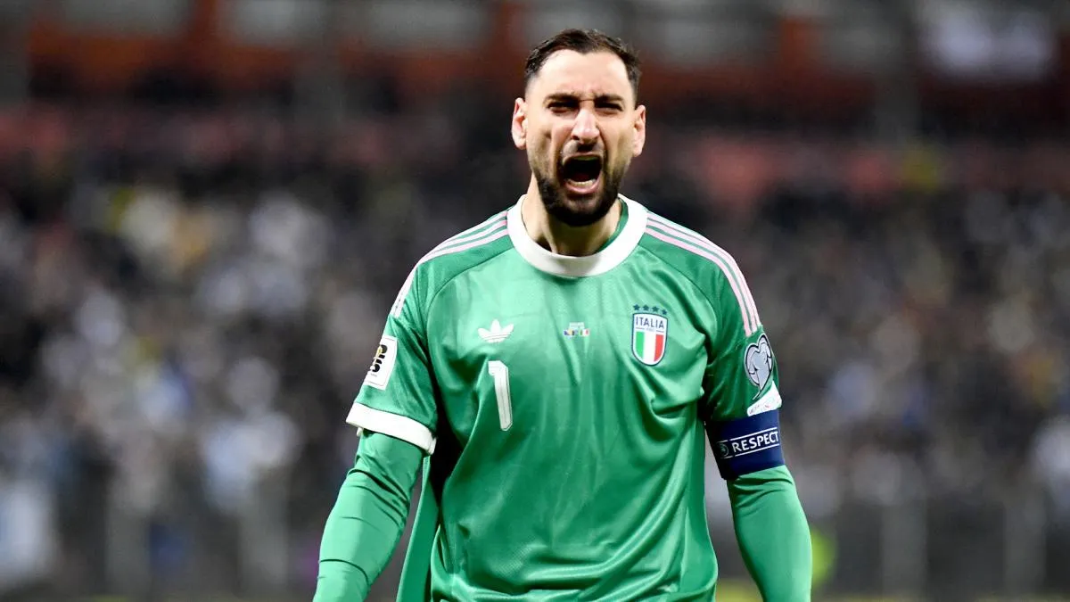 Gianluigi Donnarumma melakukan penyelamatan saat Italia melawan Prancis di Stade de France