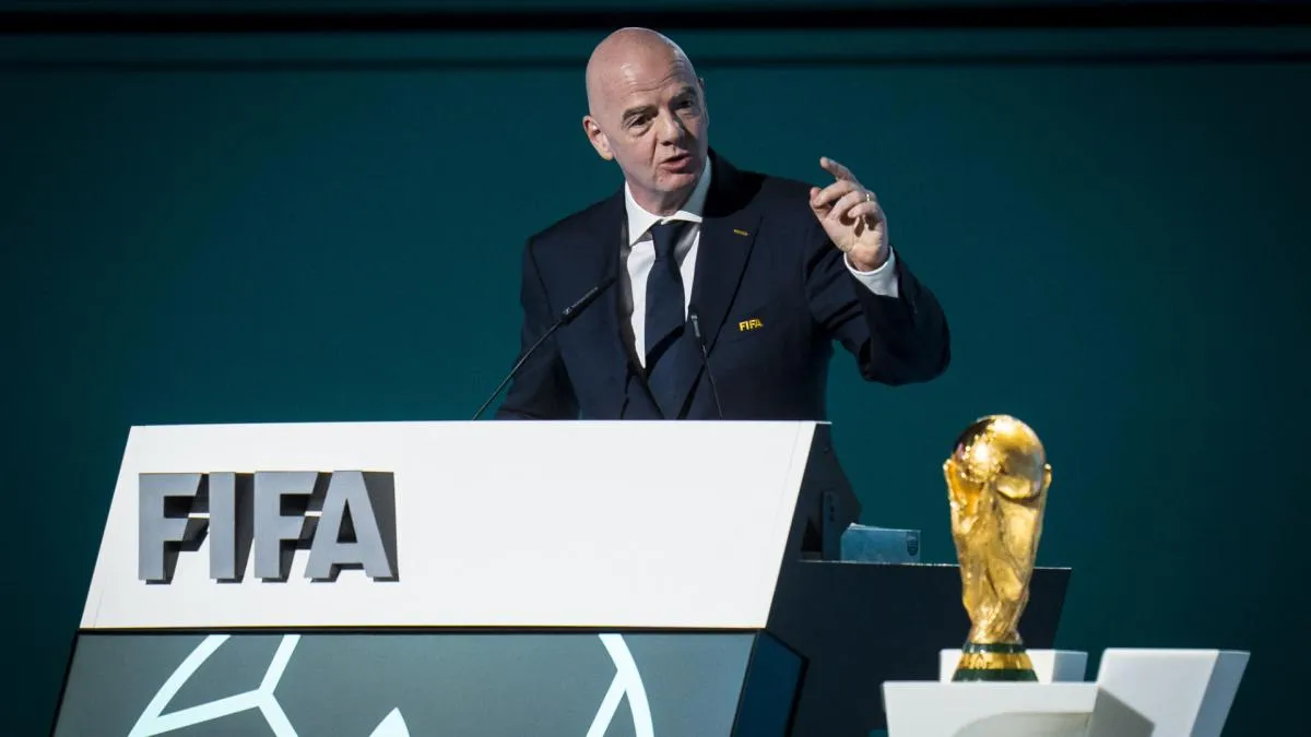 Gianni Infantino tersenyum dalam konferensi pers FIFA di kantor pusat Zurich
