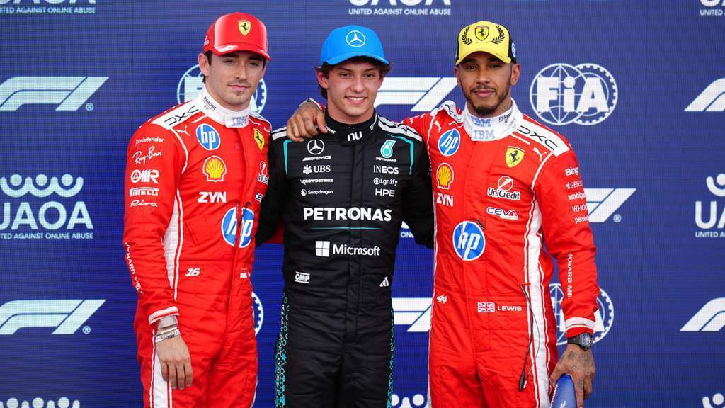 Aksi Lewis Hamilton dan Charles Leclerc mengendarai mobil Ferrari saat sesi kualifikasi