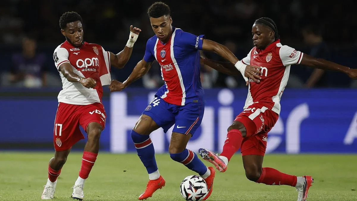 Kiper Monaco Lukas Hradecky melakukan penyelamatan gemilang lawan PSG di Parc des Princes