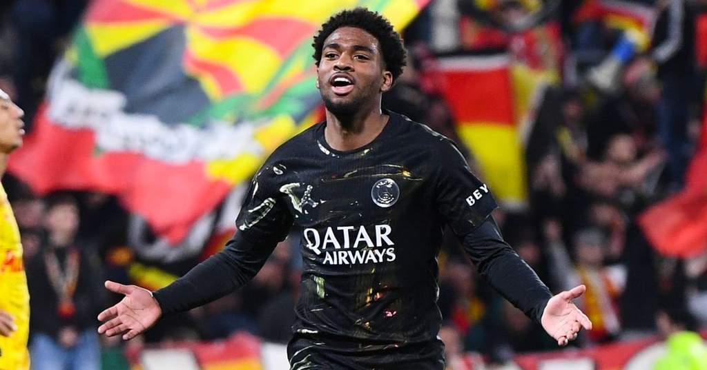 Ibrahim Mbaye mengenakan jersei Paris Saint-Germain dalam sebuah laga.