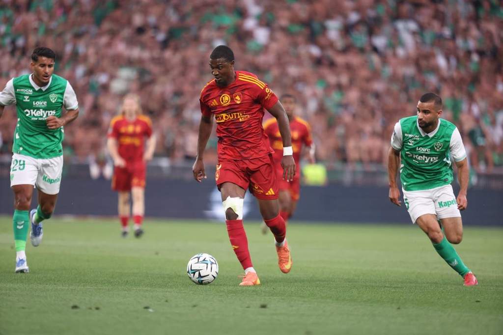 Ibrahima Balde mengenakan jersey Lorient setelah merampungkan transfer.