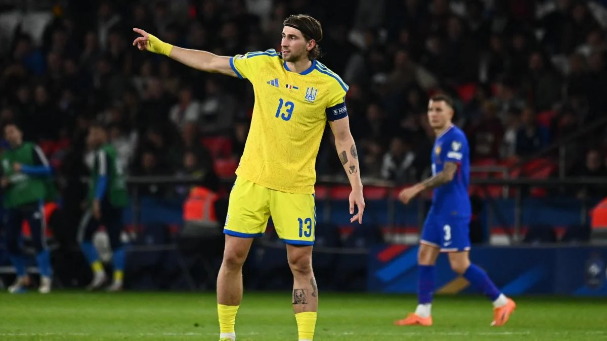 Illia Zabarnyi bek PSG dan timnas Ukraina saat bertanding di lapangan