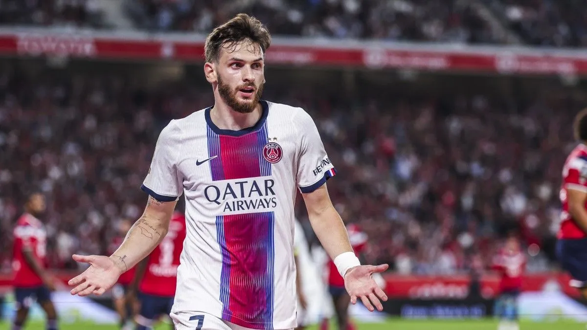 Ilya Zabarnyi duduk di bangku cadangan PSG saat laga melawan Brest