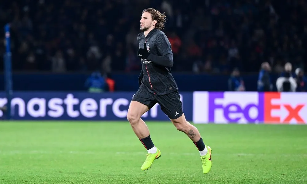 Bek PSG Ilya Zabarnyi berebut bola dengan pemain lawan dalam laga Ligue 1 di Parc des Princes