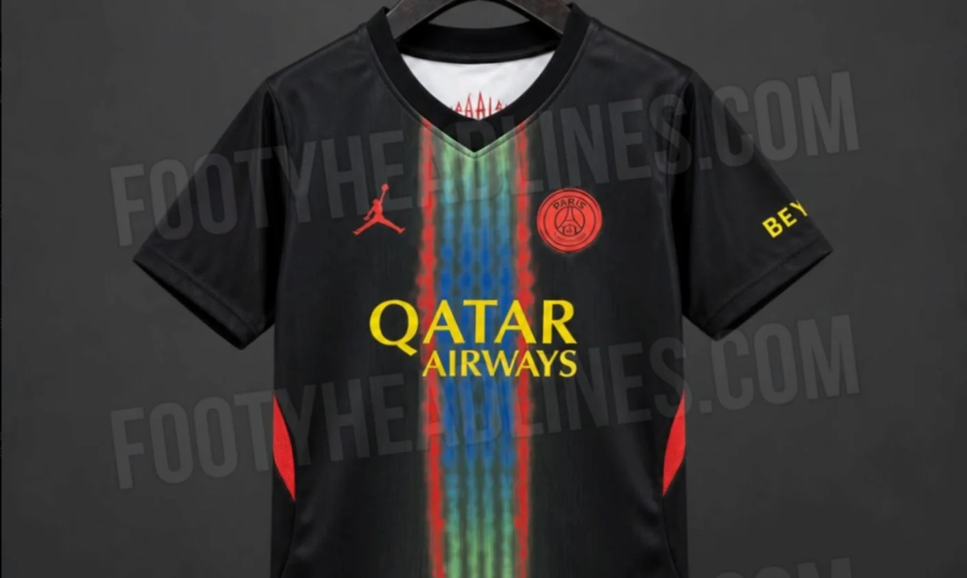 Jersey ketiga PSG musim 2026-2027 berwarna hitam dengan aksen merah dan bande Hechter multicolor