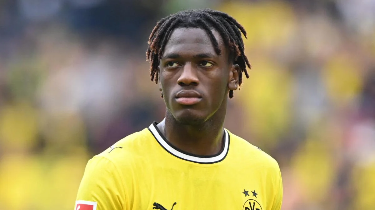 Joane Gadou bek muda Borussia Dortmund mantan pemain akademi PSG beraksi di lapangan