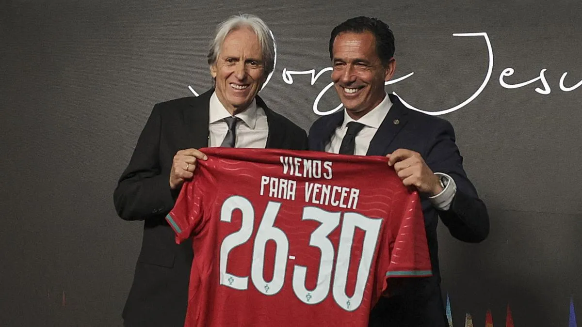Jorge Jesus memberi instruksi dari pinggir lapangan saat melatih timnas Portugal