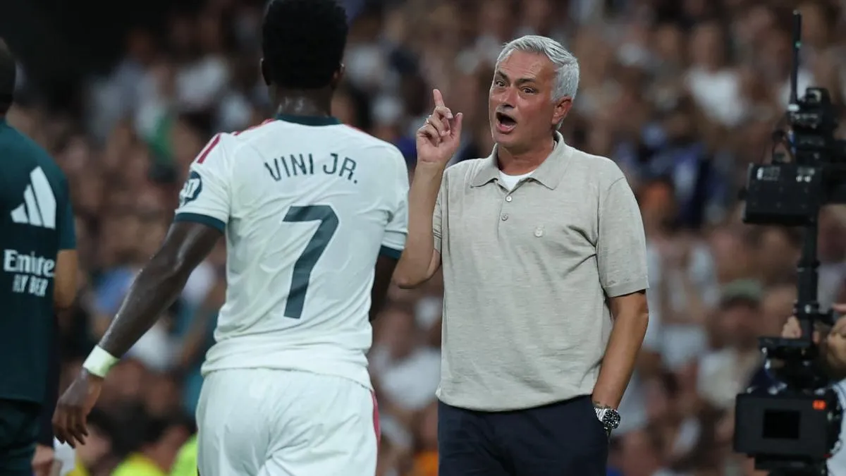 Jose Mourinho terlihat serius memimpin latihan Real Madrid di Santiago Bernabeu