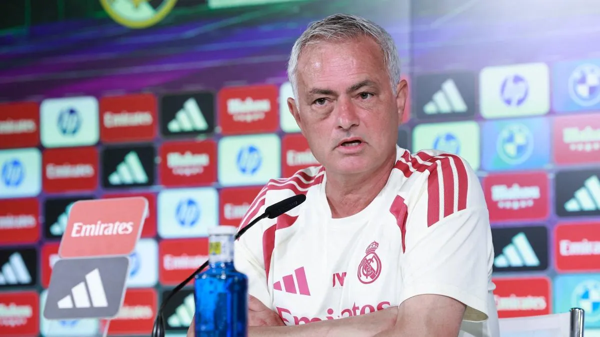 Jose Mourinho dan Florentino Perez berbincang di ruang direksi Real Madrid