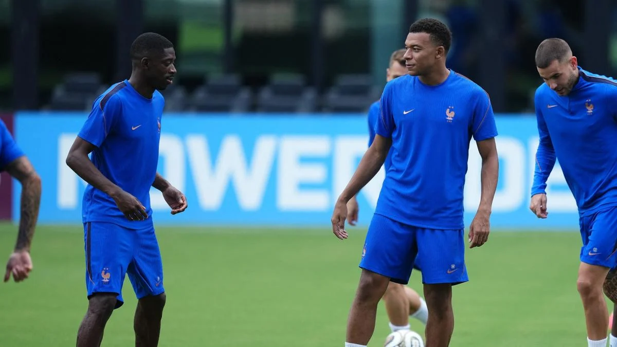 Jose Mourinho dan Kylian Mbappe dalam sesi latihan Real Madrid di Valdebebas