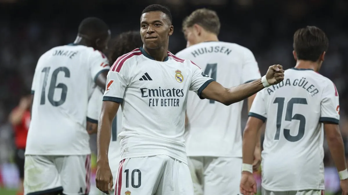Jose Mourinho tengah memberikan instruksi kepada pemain Real Madrid dalam sesi latihan jelang laga tanpa Kylian Mbappe
