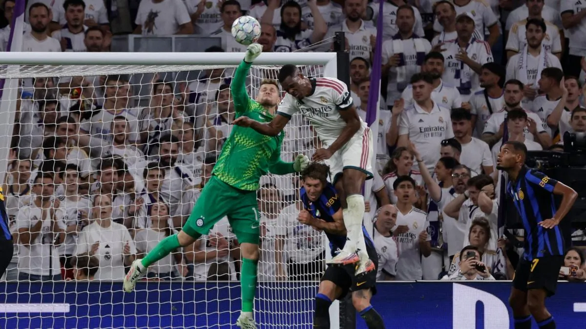 Josep Martinez kiper Inter Milan saat melakukan blunder melawan Real Madrid di Bernabeu