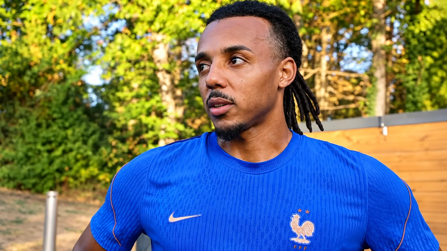 Jules Kounde membela Barcelona saat pertandingan dengan latar stadion dan suporter