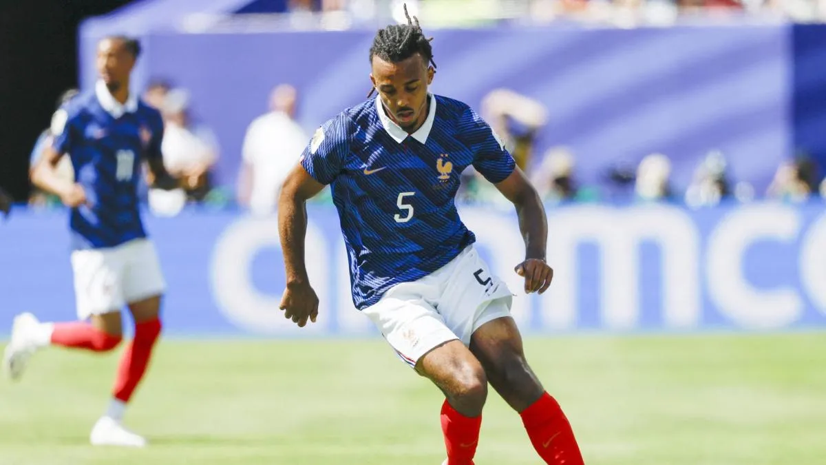 Jules Kounde membela timnas Prancis melawan Turki di laga debut Zinedine Zidane