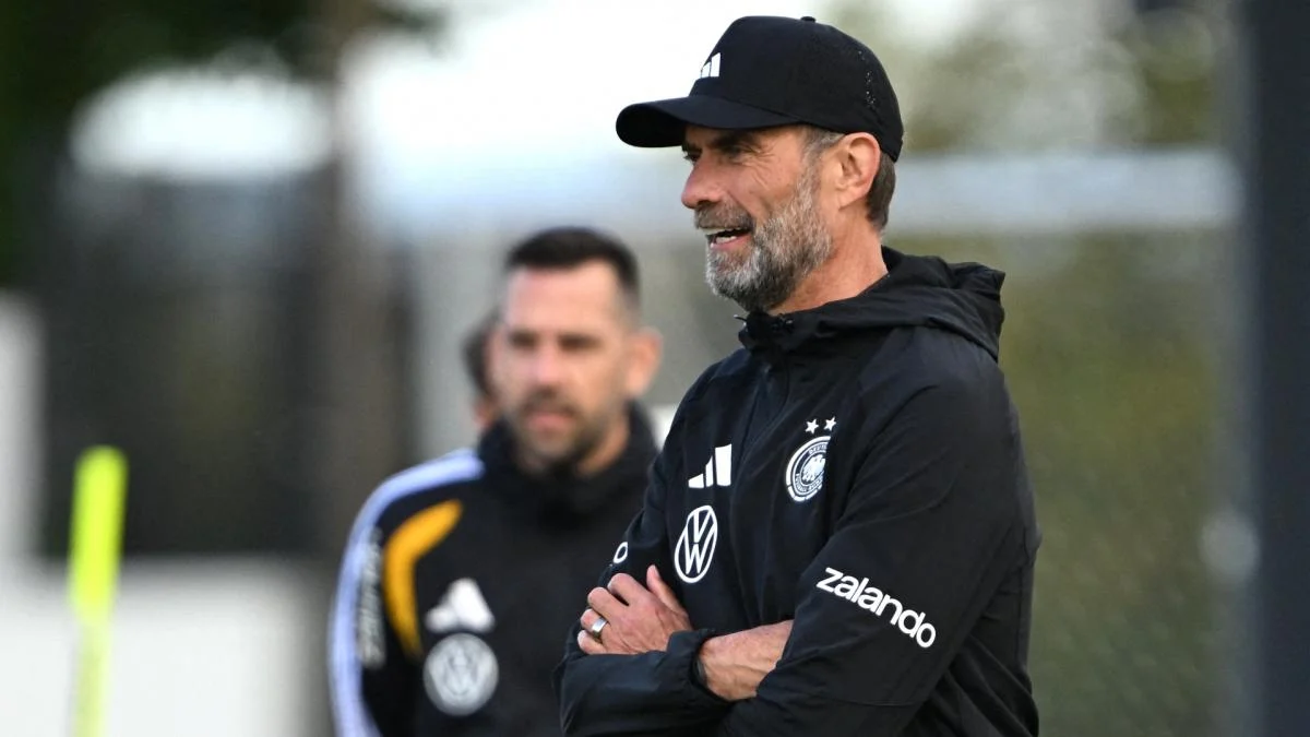 Jürgen Klopp memimpin sesi latihan perdana timnas Jerman dengan aturan disiplin ketat