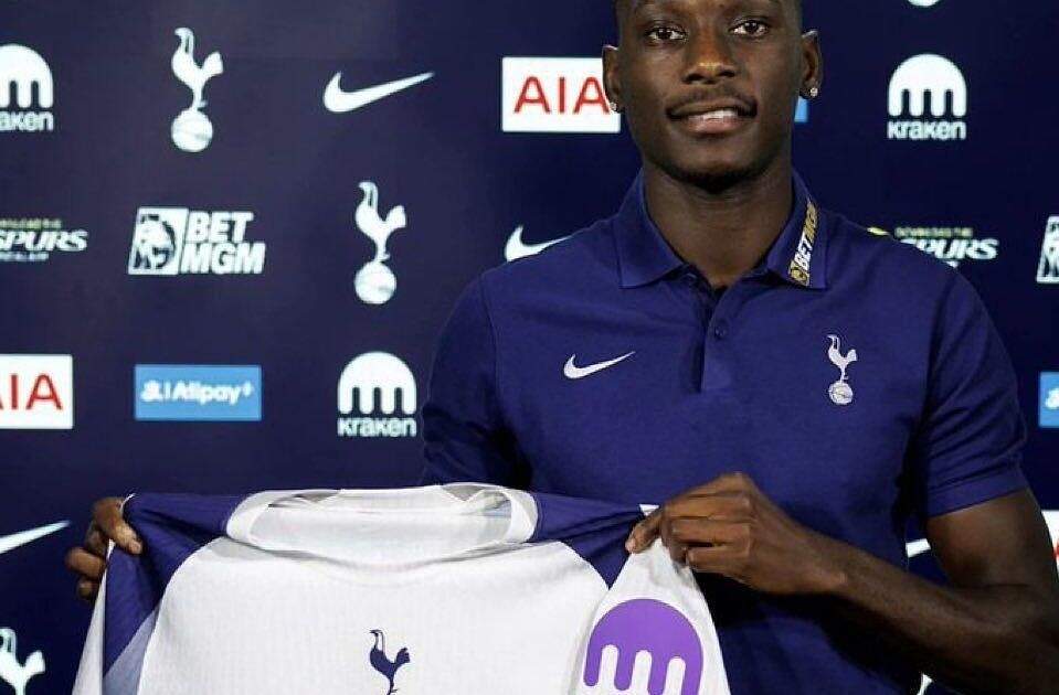 Randal Kolo Muani tampil membela Paris Saint-Germain di lapangan