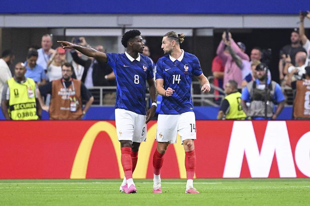 Ekspresi kecewa para pemain Prancis di lapangan usai kalah.