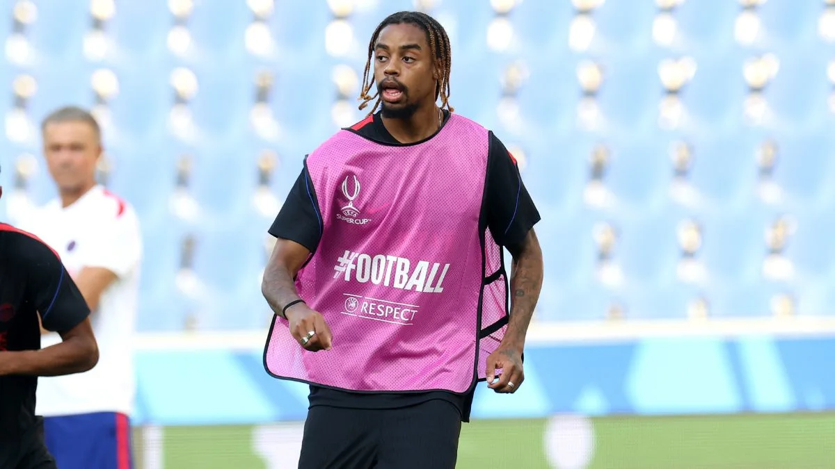 Winger PSG Khvicha Kvaratskhelia menggiring bola di pertandingan Ligue 1 musim 2026/2027