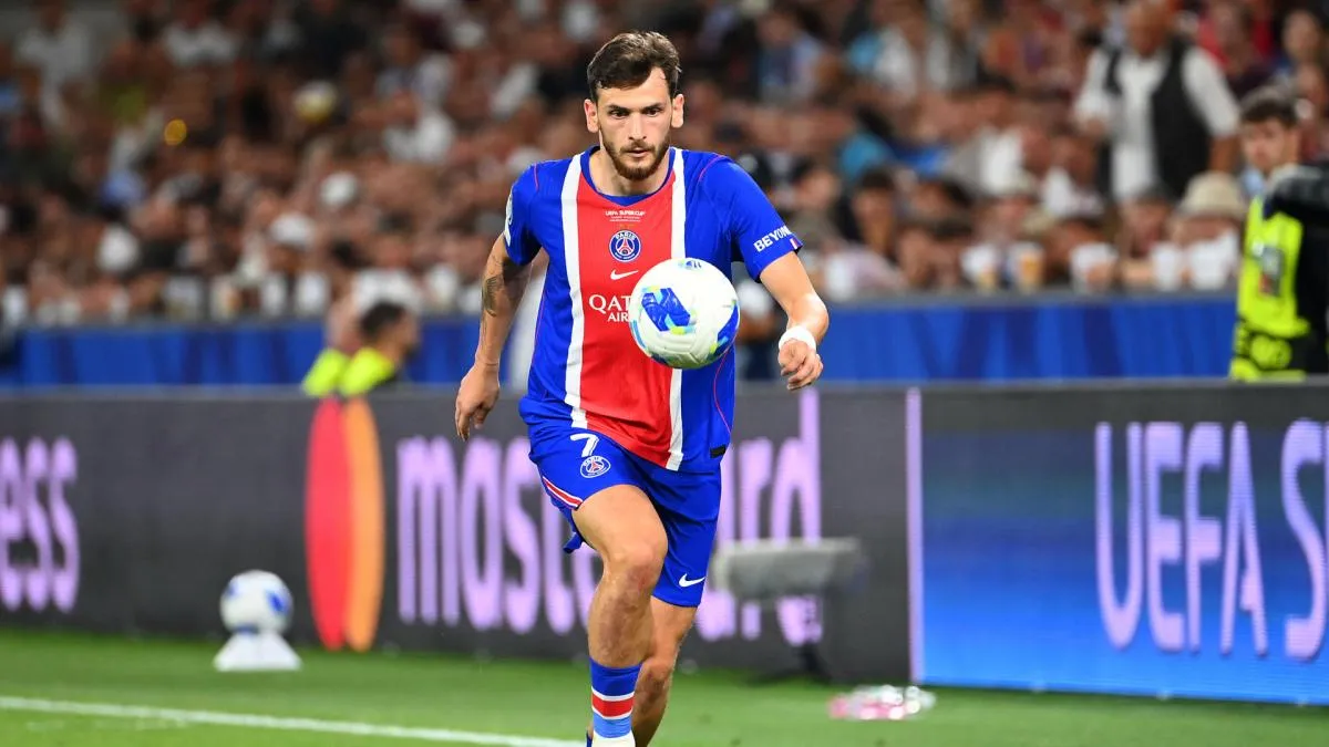 Khvicha Kvaratskhelia merayakan gol bersama PSG di Stadion Parc des Princes