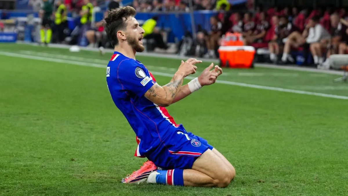 Khvicha Kvaratskhelia merayakan gol bersama PSG di laga Liga Champions