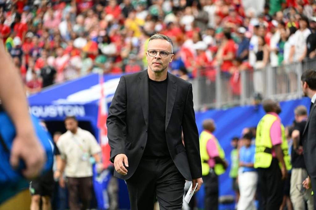 Pelatih Maroko Mohamed Ouahbi memberikan instruksi taktis dari pinggir lapangan.