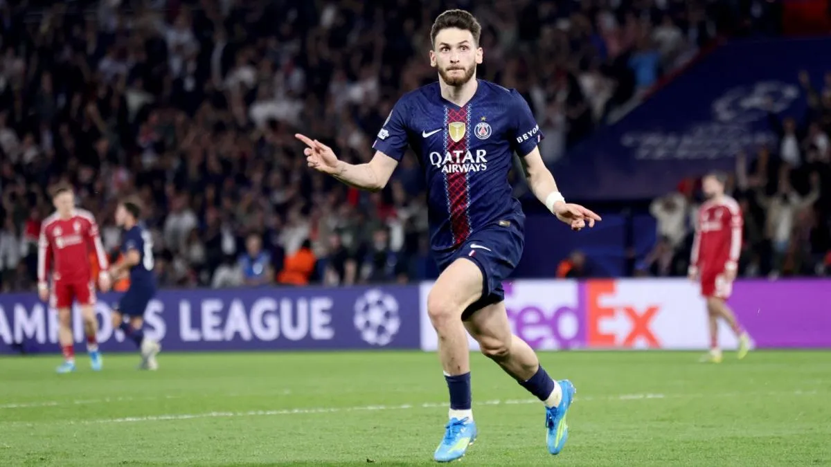 Khvicha Kvaratskhelia merayakan gol bersama rekan PSG di Parc des Princes