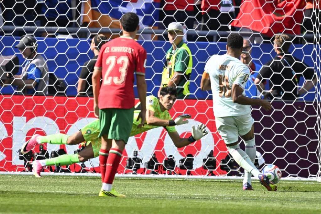 Kylian Mbappe kecewa setelah gagal mengeksekusi penalti melawan Maroko.