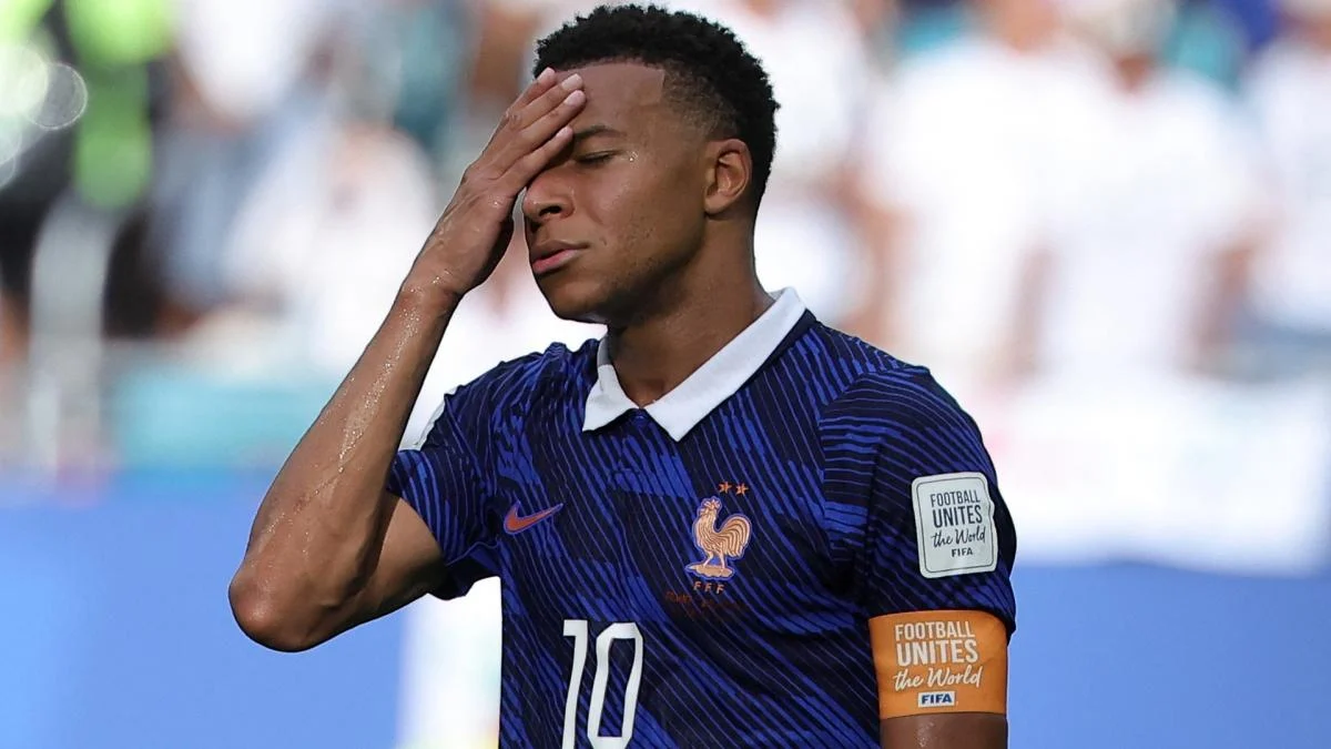 Kylian Mbappe memegang lutut kiri saat meninggalkan lapangan dalam laga Prancis melawan Turki