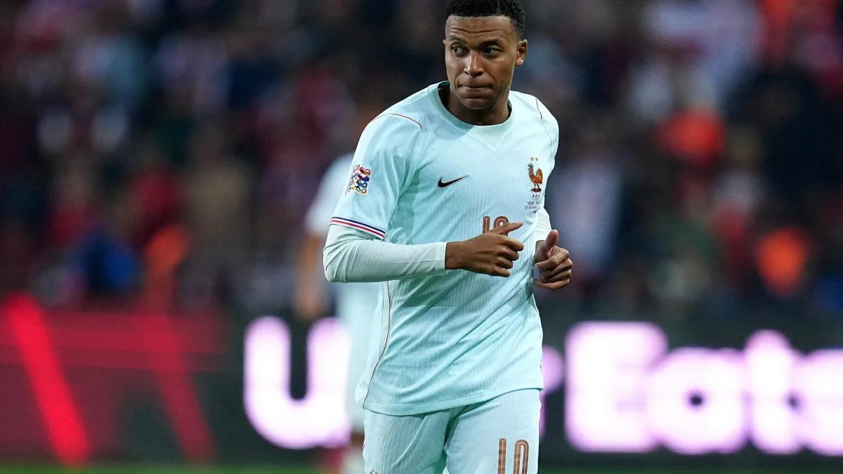 Kylian Mbappe terjatuh di lapangan sambil memegang lutut kiri saat membela timnas Prancis