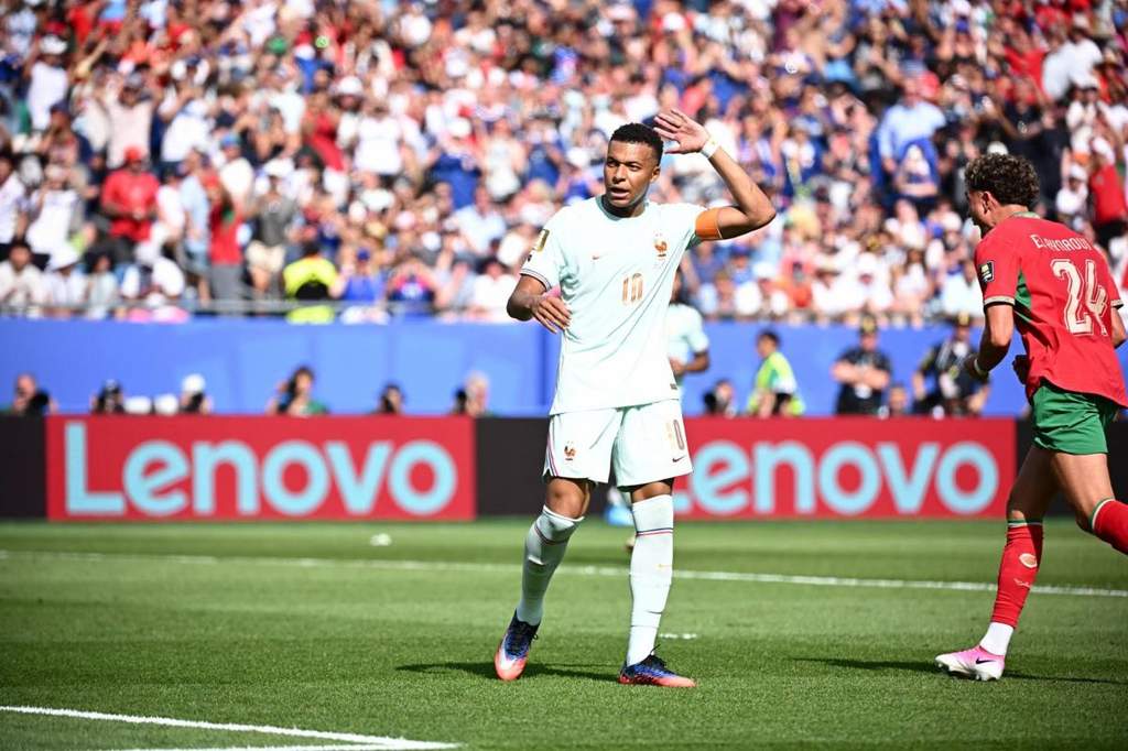 Kylian Mbappe tampak kecewa setelah penaltinya digagalkan kiper Maroko.