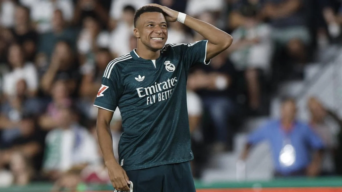 Kylian Mbappe berjalan di luar klub malam Boum Boum Paris bersama Ester Exposito