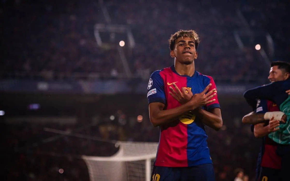 Lamine Yamal berbicara di konferensi pers Barcelona dengan ekspresi serius.