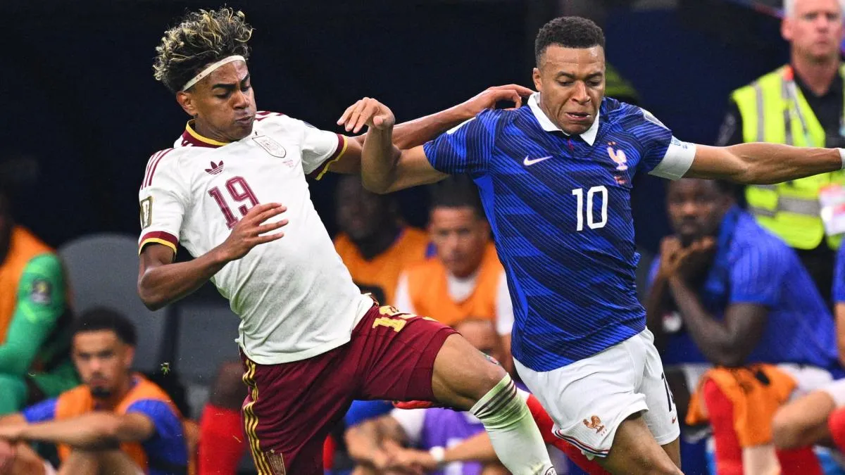 Lamine Yamal dan Kylian Mbappe berpose saat sesi foto jelang Ballon d'Or 2026