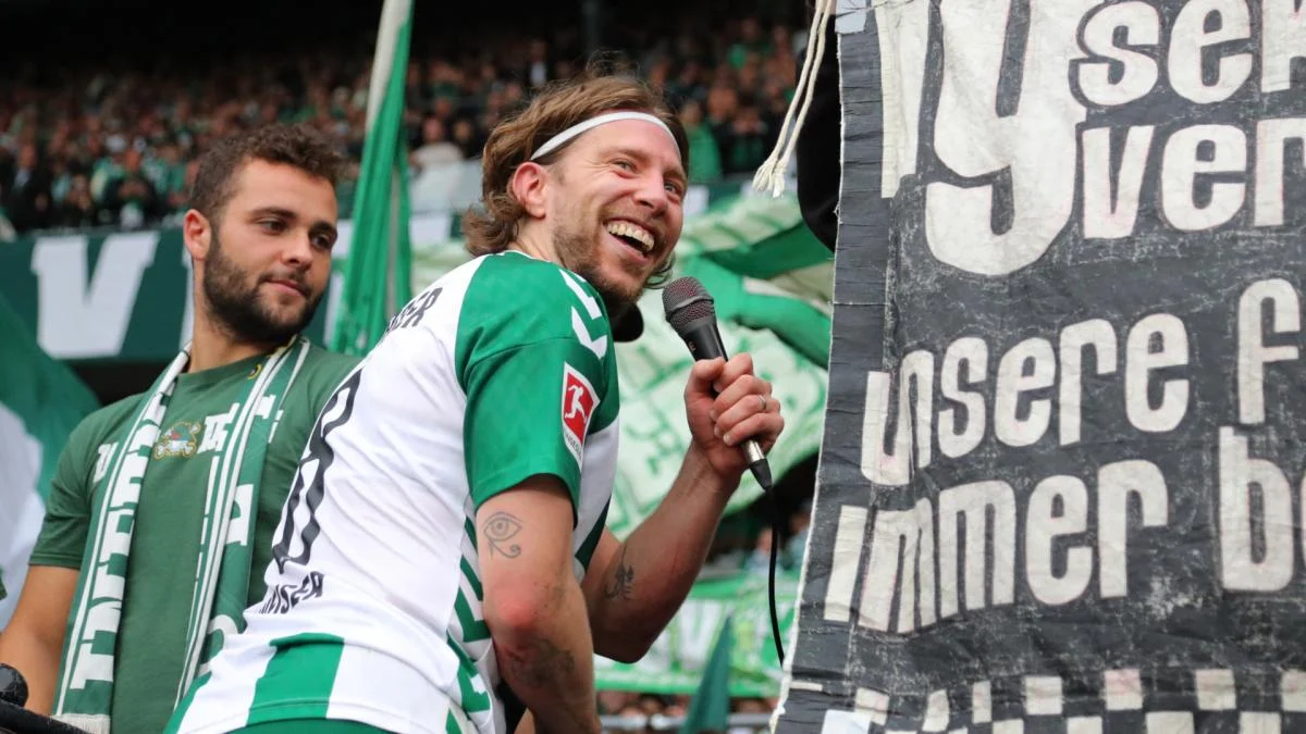 Legenda Werder Bremen dan Real Madrid berfoto bersama di Weserstadion saat laga centenary