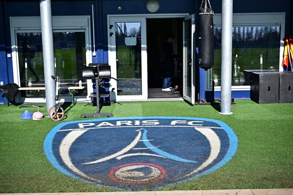 Liam Rosenior memberikan instruksi pada sesi latihan Paris FC