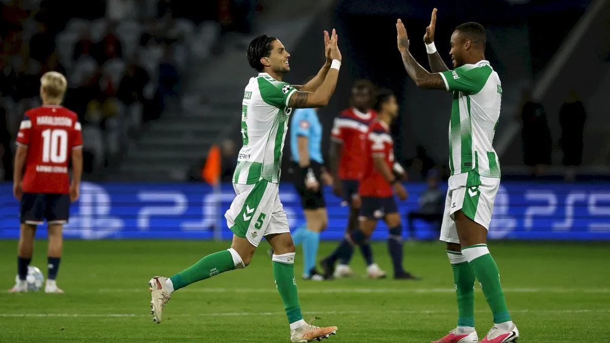 Pemain Lille dan Betis berebut bola di laga Liga Champions