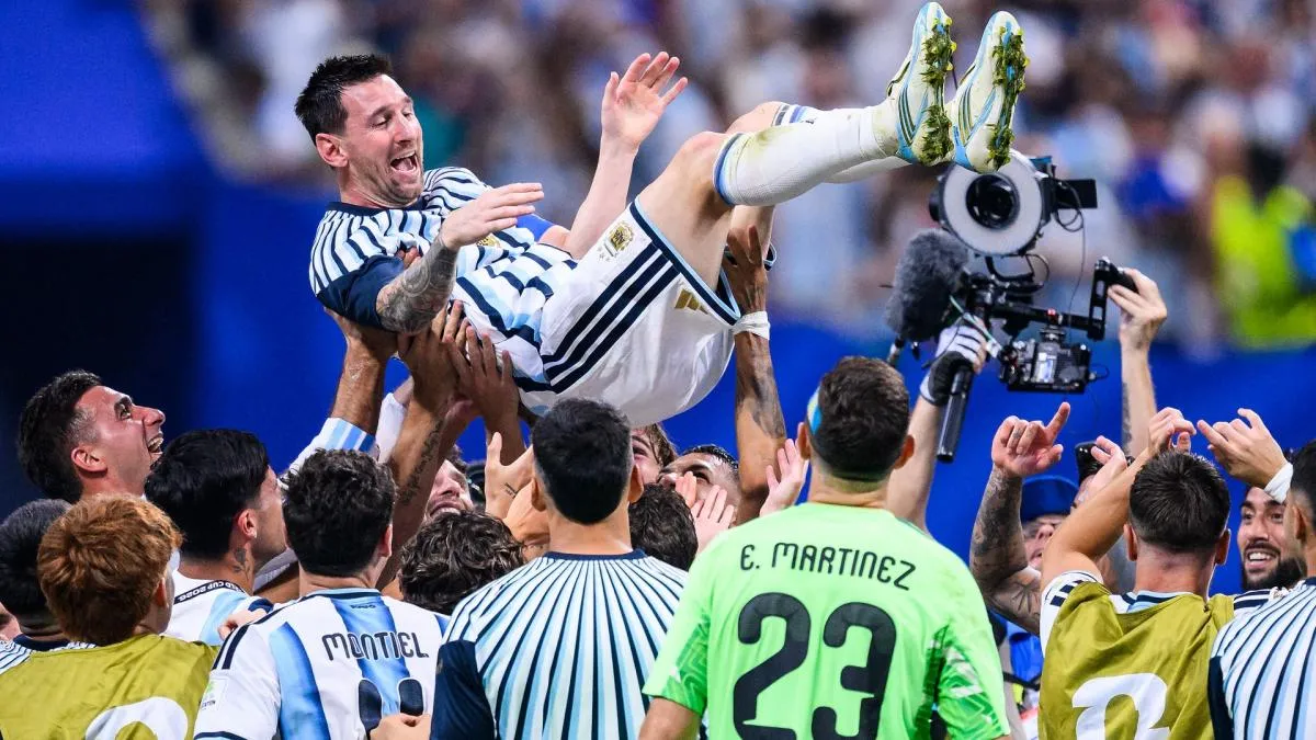 Lionel Messi melambaikan tangan ke suporter dalam laga perpisahan bersama Timnas Argentina