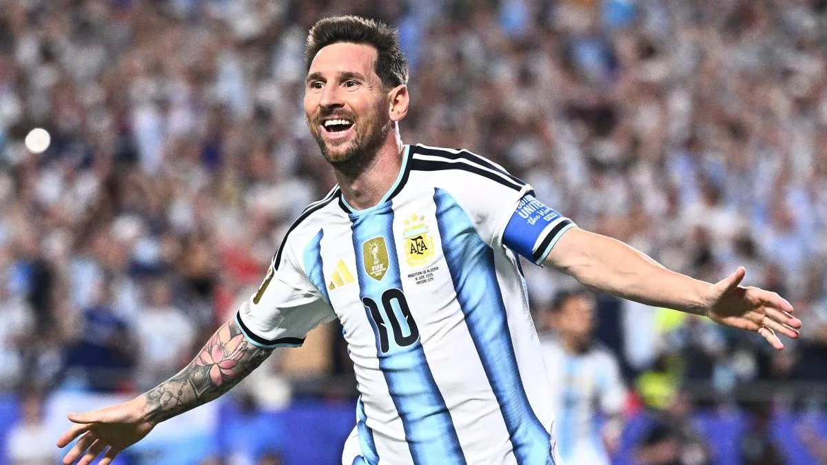 Lionel Messi berjalan meninggalkan lapangan usai laga terakhir bersama timnas Argentina melawan Benin