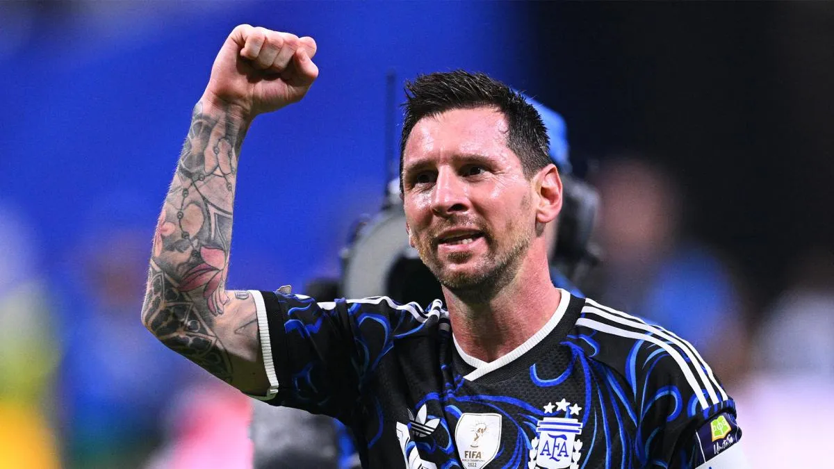 Lionel Messi berfoto bersama staf dan pemain Argentina pada sesi latihan terakhir sebelum laga vs Benin
