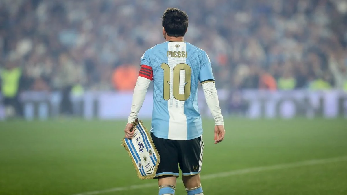 Lionel Messi berjalan meninggalkan lapangan setelah laga terakhir bersama timnas Argentina