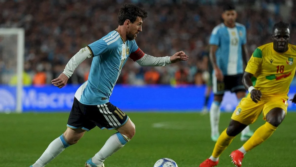 Lionel Messi mengenakan jersey Timnas Argentina dalam laga perpisahan melawan Benin